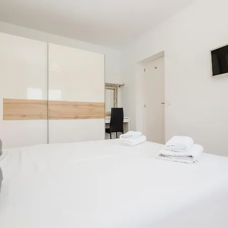 Corner Penthouse Sleeps 4 With Parking Estepona