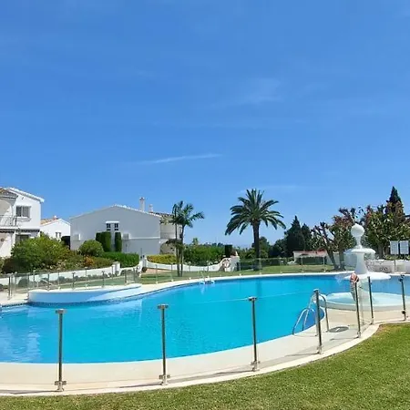 Penthouse - Sleeps 4 - Pool - Parking - Golf Club Apartment