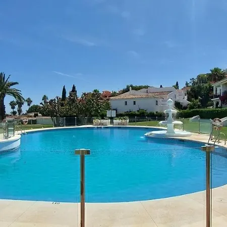 Penthouse - Sleeps 4 - Pool - Parking - Golf Club Apartment Estepona