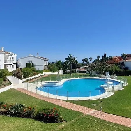 Penthouse - Sleeps 4 - Pool - Parking - Golf Club