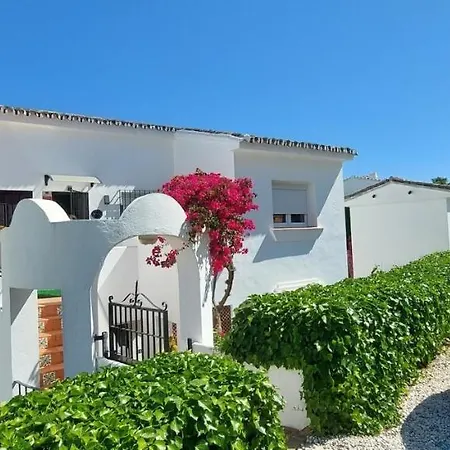 Penthouse - Sleeps 4 - Pool - Parking - Golf Club Apartment