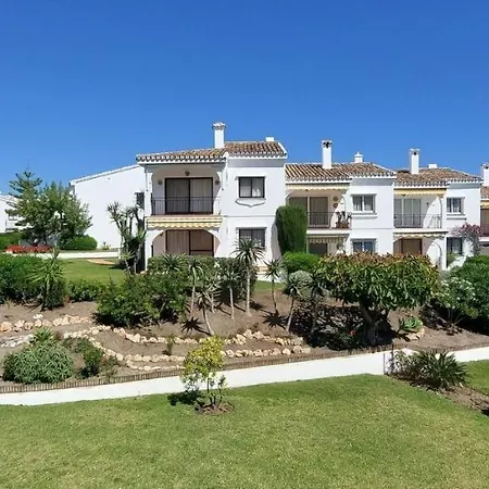 Penthouse - Sleeps 4 - Pool - Parking - Golf Club Apartment *