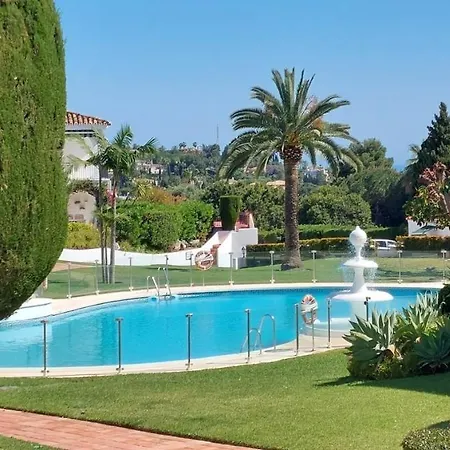 Apartment Penthouse - Sleeps 4 - Pool - Parking - Golf Club Estepona