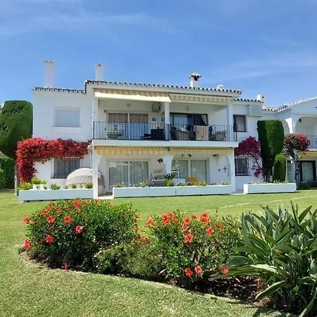Penthouse - Sleeps 4 - Pool - Parking - Golf Club Estepona