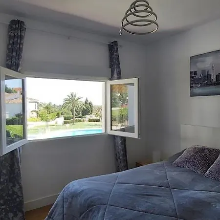 Penthouse - Sleeps 4 - Pool - Parking - Golf Club *