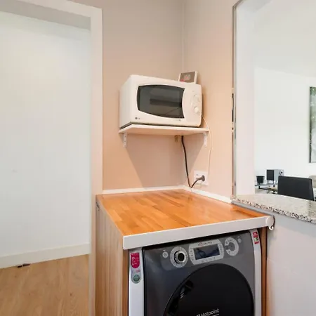 Penthouse - Sleeps 4 - Pool - Parking - Golf Club Apartment