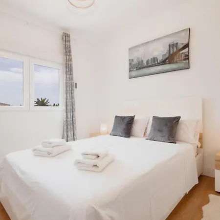 Penthouse - Sleeps 4 - Pool - Parking - Golf Club *