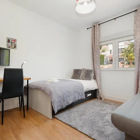 Penthouse - Sleeps 4 - Pool - Parking - Golf Club
