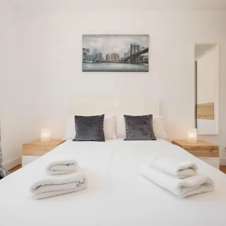 Penthouse - Sleeps 4 - Pool - Parking - Golf Club Apartment *