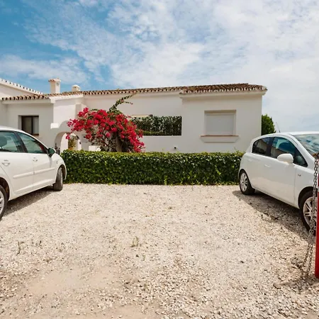 Apartment Penthouse - Sleeps 4 - Pool - Parking - Golf Club Estepona