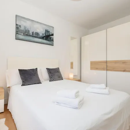 Penthouse - Sleeps 4 - Pool - Parking - Golf Club Apartment