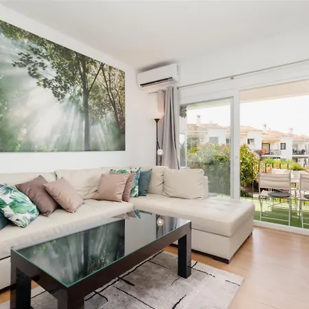 Apartment Penthouse - Sleeps 4 - Pool - Parking - Golf Club Estepona