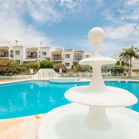 Penthouse - Sleeps 4 - Pool - Parking - Golf Club