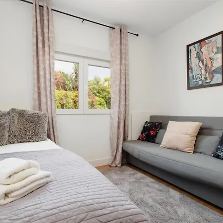 Corner Penthouse Sleeps 4 With Parking אסטפונה