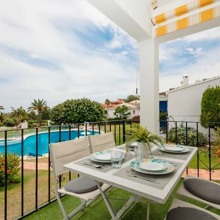 Apartment Penthouse - Sleeps 4 - Pool - Parking - Golf Club Estepona