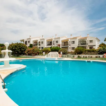 Apartment Penthouse - Sleeps 4 - Pool - Parking - Golf Club Estepona