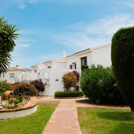 Apartment Penthouse - Sleeps 4 - Pool - Parking - Golf Club