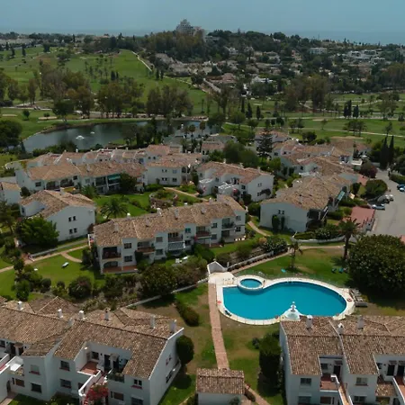 Penthouse - Sleeps 4 - Pool - Parking - Golf Club