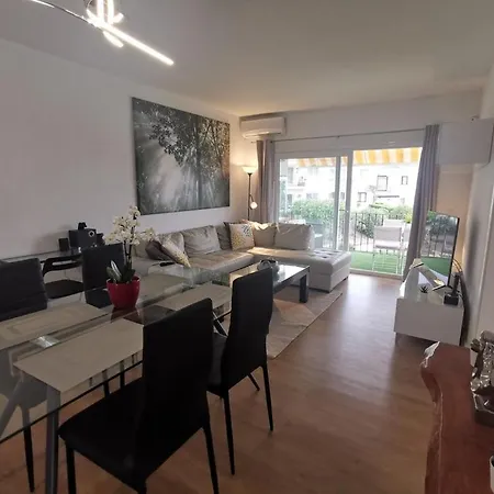 Penthouse - Sleeps 4 - Pool - Parking - Golf Club Apartment