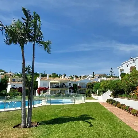 Penthouse - Sleeps 4 - Pool - Parking - Golf Club Apartment