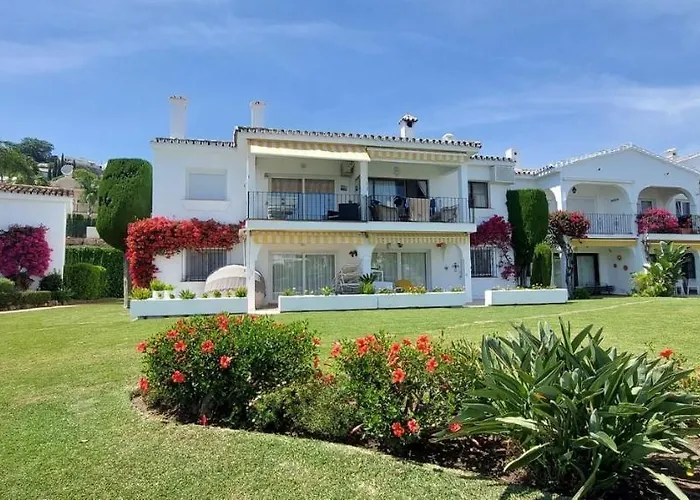 Corner Penthouse Sleeps 4 With Parking Estepona