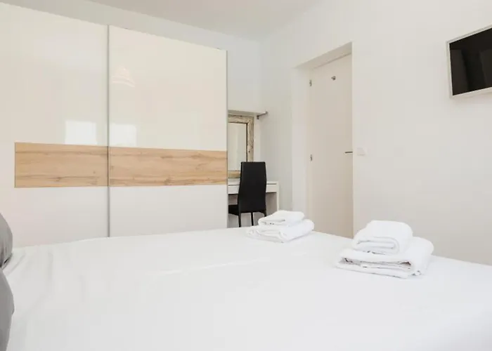 Corner Penthouse Sleeps 4 With Parking Estepona