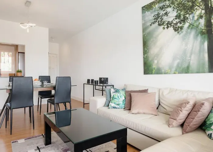 Corner Penthouse Sleeps 4 With Parking Apartment *