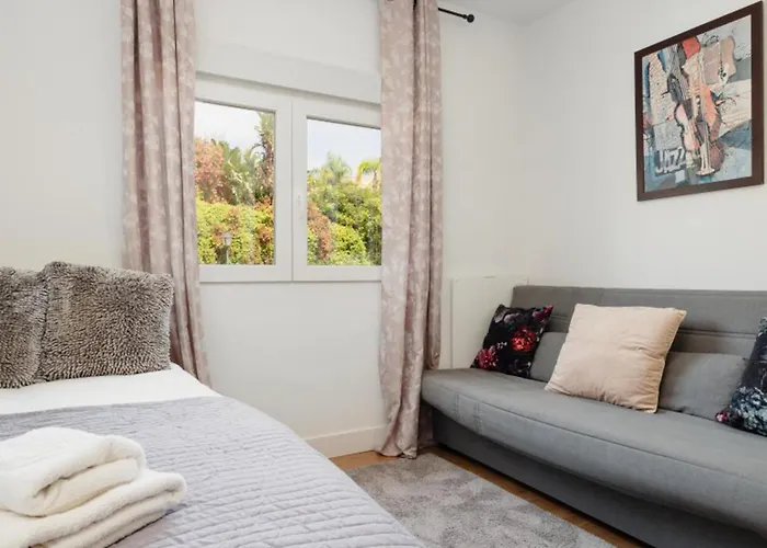 Corner Penthouse Sleeps 4 With Parking Estepona