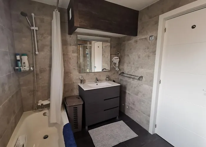 Corner Penthouse Sleeps 4 With Parking