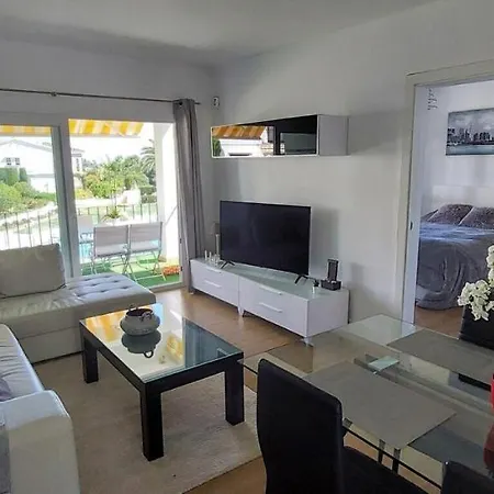 Апартаменты Corner Penthouse Sleeps 4 With Parking Эстепона