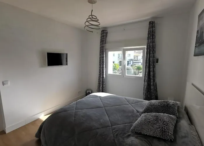 Апартаменти Corner Penthouse Sleeps 4 With Parking