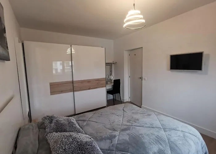 Corner Penthouse Sleeps 4 With Parking * Естепона