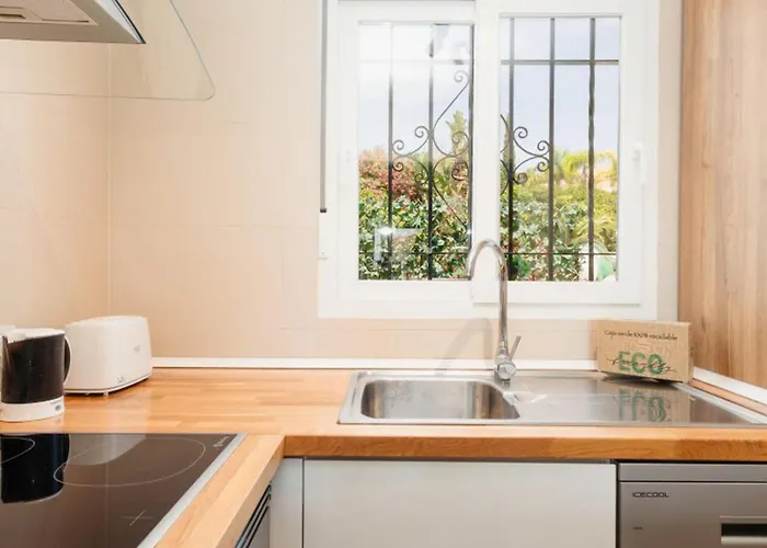 Апартаменти Corner Penthouse Sleeps 4 With Parking