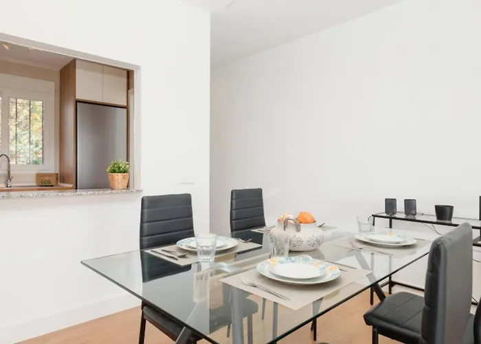 Апартаменти Corner Penthouse Sleeps 4 With Parking